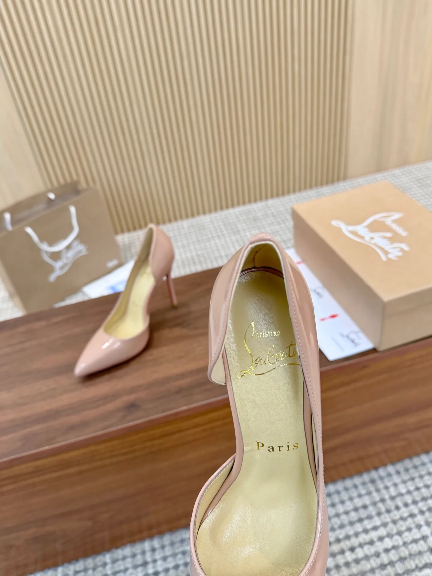 💕💕Factory direct selling price p440💕💕 Genuine leather sole +40 shipped all year round💝Christian Louboutin CL👠 "Imported cow patent leather💎Side hollow series" noble and luxurious, real blingbling👟👟 real materials, all customized by the pattern maker, and the materials are made of original customized materials to achieve the taste of the original 5 color options💍 Upper: Imported 👉cow patent leather💪 Lining: Sheepskin foot pad/lining Size: 34-40.41.42 Heel height: two options: 10.5cm and 8.5cm